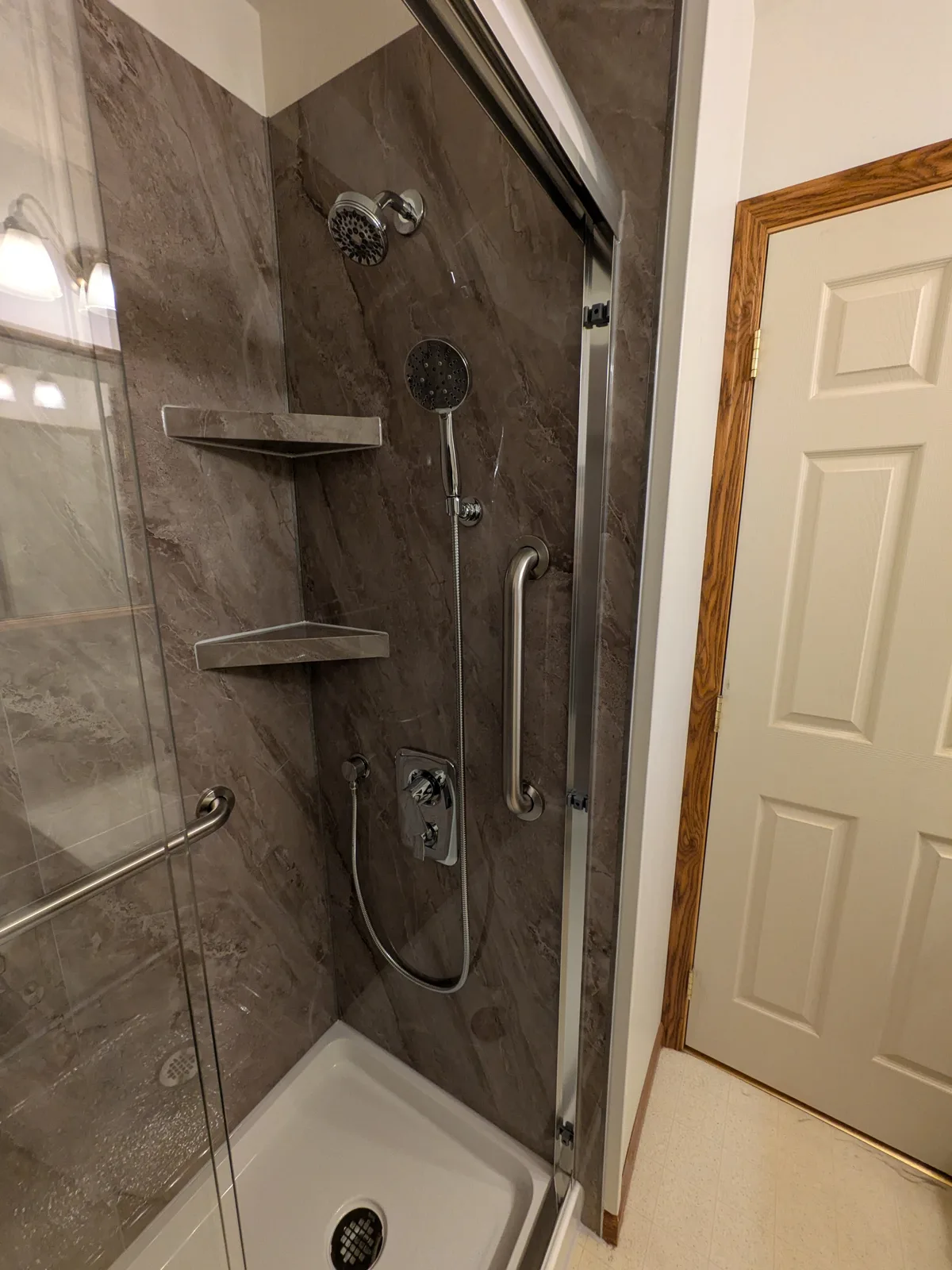 Low-threshold shower base and marble-look walls after the conversion